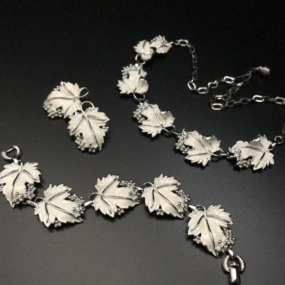 Vintage Sarah Coventry White Grape Vine Leaves Set - Picture 7 of 8